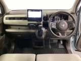 車内は光触媒抗菌消臭施工済です。スタイリッシュなデザインで暖かみのあるインパネ周りを演出します。グローブボックスやカップホルダーのほかにトレーなどたくさんの収納スペースが装備されています。