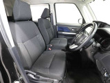 ゆったり室内で運転もしやすいです♪使い勝手の良い配置も考えられています!!