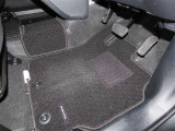 内装工程では、中古車を気持ちよくお乗りいただけるよう清掃しています。ニオイの元となるフロアカーペットまで洗浄・消臭済み?