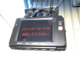 ドライブレコーダー本体は装着済みですが、SDカードは付属しておりません。ご希望の場合は別途ご購入いただけますのでスタッフにご相談ください。