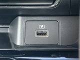 USB電源ソケット、各USB電源ソケットはモバイル機器などの充電専用で、ディーラーオプションのオリジナルナビやオーディオとは連動しません。