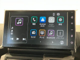 【9インチスマホ連携ディスプレイオーディオ】 対応しているスマホアプリを大画面で使えます!フルセグテレビやラジオの視聴、Bluetooth接続による音楽鑑賞、ハンズフリー通話なども利用可能です。