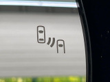 【ブラインドスポットモニター】走行中、ドアミラーの死角になりやすい箇所に後続車が接近するとサイドミラー付近に警告を表示、ドライバーに注意喚起をしてくれます。