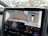 パノラミックビューモニター付きです。車両を上から見たような映像をディスプレイオーディオ画面に表示。運転席からの目視だけでは見にくい、車両周辺の状況をリアルタイムでしっかり確認できます。