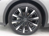 21インチアルミホイール(切削光輝+ブラック塗装)を装着しています。タイヤサイズ225/45R21