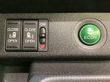 リアドアは乗り降りに便利な両側電動スライドドアです。また運転席に座っていながらスイッチ操作で自在にスライドドアを開け閉めできます。