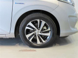純正のアルミホイール装着車です。タイヤサイズは185/65R15です。