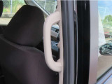 【センターピラーグリップ】お子様や年配の方がラクに乗り降りできるように、後部座席の乗車口には手すりがついています。