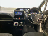 運転席周りのレイアウトをご覧ください。ナビゲーションが綺麗に装着されすっきり収まってますね!