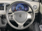 インテリアに合わせたデザインのステアリングは、運転される方のことも考え、運転しやすい形状、大きさです。是非一度、実際に触ってお確かめください。