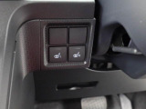 運転席と助手席にシートの座面と背面を温めるシートヒーターを装備!冬の寒い日のドライブを快適にします!