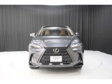 エクステリアは、一目でLEXUSとわかるスピンドルグリルを起点に、人が乗るキャビンの前後を大胆に絞り込んだ菱形のボディと力強く張り出したホイールフレアを融合させ、タイヤの存在を強調しています。