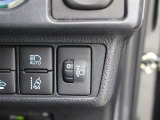 人や荷物を満載しても、対向車や先行車に迷惑をかけない、室内からヘッドライトの光軸を調整できます。