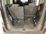 後席のシートをスライドさせると荷室空間を広げられます