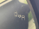 【ブラインドスポットモニター】走行中、ドアミラーの死角になりやすい箇所に後続車が接近するとサイドミラーのレンズに警告を表示!ドライバーに注意喚起をしてくれます。