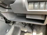 軽でも広々使えるフットブレーキ!助手席との移動も可能で、使用空間広々です♪