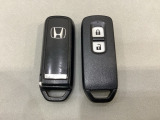 スマートキーを装備しています。鍵を差し込むことなくドアロックの開け閉めと、スタートボタン操作でのエンジンスタートができます。スペアキーも同じものを用意しております。
