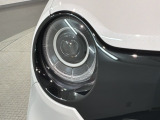 LEDヘッドライトは、点灯の瞬間から最大光量を発揮し、突然暗くなるトンネルなどでの安定感を高めます。