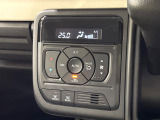 【オートエアコン】一度お好みの温度に設定すれば、車内の温度を検知し風量や温度を自動で調整。暑い&hellip;寒い&hellip;と何度もスイッチ操作をする必要はありません。快適な車内空間には必須の機能ですね♪