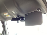 大型サンバイザーで日差しをしっかり遮り、快適な視界を確保。運転時の眩しさを軽減します。