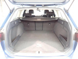 荷室は荷物を隠せるトノカバー付!充分な荷室の広さです!
