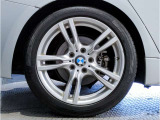 【BMWアロイホイル】軽量かつ強度に拘ったアロイホイル。走行性能ポテンシャルを引き出す設計。車の足元を引き締めてくれる大きなポイントはアロイホイルです。