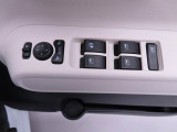 パワーウィンドウと電動ドアミラーのスイッチ。コンパクトにまとまって配置されていて使いやすいですよ。