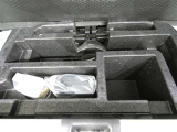パンク修理剤とエアーポンプのセットです。スペアタイヤは装備していませんが空いたスペースを小物入れとして使用できます