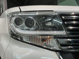 LEDヘッドライトは、点灯の瞬間から最大光量を発揮し、突然暗くなるトンネルなどでの安定感を高めます。