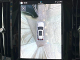 【360&deg;ビューカメラ】4台の高解像度カメラで360度の鳥瞰図を表示。隣の車や壁、死角にある障害物などを画面で確認できるため、狭いスペースでの駐車・出入りも安心です。