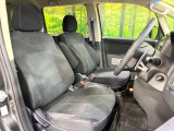 運転席まわりには十分なスペースがあり、大柄な方でもゆったり運転していただける環境です。