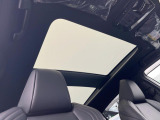 【調光パノラマルーフ】車内の解放感が一気に上がる大型パノラマルーフに調光機能がプラス!日差しが強い時、シェードを閉めなくてもガラスの透明度を調整することで心地よい明るさに♪