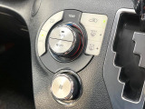 【オートエアコン】一度お好みの温度に設定すれば、車内の温度を検知し風量や温度を自動で調整。暑い&hellip;寒い&hellip;と何度もスイッチ操作をする必要はありません。快適な車内空間には必須の機能ですね♪
