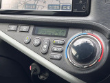 【オートエアコン】一度お好みの温度に設定すれば、車内の温度を検知し風量や温度を自動で調整。暑い&hellip;寒い&hellip;と何度もスイッチ操作をする必要はありません。快適な車内空間には必須の機能ですね♪