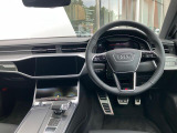 バーチャルコックピット装着車です。目線の移動が少なくステアリングのマルチファンクションで操作できるので安全性の向上にも役立ちます。