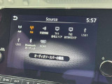 ナビオーディオソース選択画面。ラジオ、Bluetooth、HDMI、USBなどのメディア入力源をシームレスに切り替えられます。