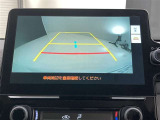 こちらのバックカメラは画面にラインが表示されておりますので、バック時のクルマの進行方向の目安になります。より高いレベルで車庫入れをサポートする、便利な機能ですね。