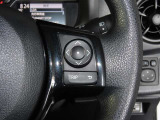 【ステアリングスイッチ】運転中に視線を前に向けたまま画面の操作できます。