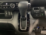 CVT車のセレクトレバーです。低速から高速まで、変速ショックのないスムーズな走りと、エンジン効率のよい領域を維持して燃費にも貢献します。サイドブレーキはスイッチ操作の電子制御パーキングブレーキです。