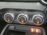 【オートエアコン】車内温度を感知して自動で温度調整をしてくれるのでいつでも快適な車内空間を創り上げます!どの席に座っても快適なドライブが楽しめます♪