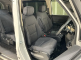 乗降がしやすい運転席。高さが調節できて小柄な方でも運転しやすいポジションをとることができます。