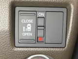 左側電動スライドドアは運転席からでも操作ができるように、ハンドル付近に開閉の操作スイッチが付いています。