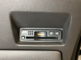 ハンドルの右下にETCがついています。高速道路の料金所の通過も楽々です!。 カードの取り出しもしやすい場所についています。