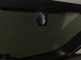 後方にもドライブレコーダーのカメラが付いています。前後両方でお車の周りを監視・記録いたします。