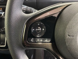 ステアリングにオーディオ操作スイッチが付いています。オーディオ画面に直接タッチしなくても操作が出来ますので、運転に集中できます。