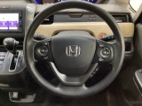 ハンドルにHondaセンシング系のクルーズコントロールやレーンキープアシストなどのスイッチと、オーディオの操作スイッチが装備されています。ハンドルから手を離さず安全に操作できます。