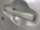 スマートキーを所持している状態でロックボタンを押すと、車両すべてのドアの解錠や施錠を行うことが出来ます。