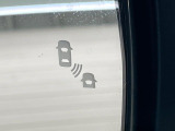 【後方車輛検知】走行中、ドアミラーの死角になりやすい箇所に後続車が接近するとサイドミラー付近に警告を表示、ドライバーに注意喚起をしてくれます。