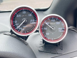 【追加メーター】コックピットのスポーティさも増す人気の装備。車両から得られる情報も増え、走りに必要な情報が一目で分かります。