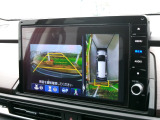 [マルチビューカメラシステム]目視しにくいクルマの周囲を映像で確認できます。4つの魚眼カメラが駐車場や見通しの悪い交差点など、状況に応じた映像をナビ画面に映し出し、安心感を高めます。